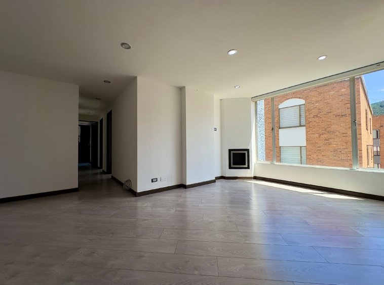 1 APARTAMENTO LOS CERRITOS EN CEDRITOS LISBOA sala comedor chimenea con mucho espacio