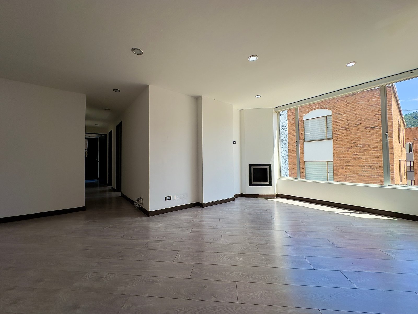 1 APARTAMENTO LOS CERRITOS EN CEDRITOS LISBOA sala comedor chimenea con mucho espacio