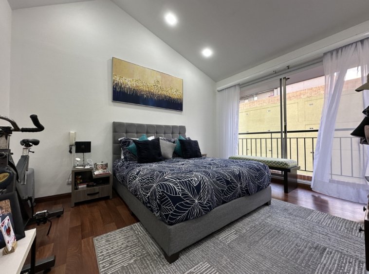 10 APARTAMENTO ALAMEDA DE LOS MOLINOS habitación semi principal con ventana corrediza en barrio santa paula en Bogotá