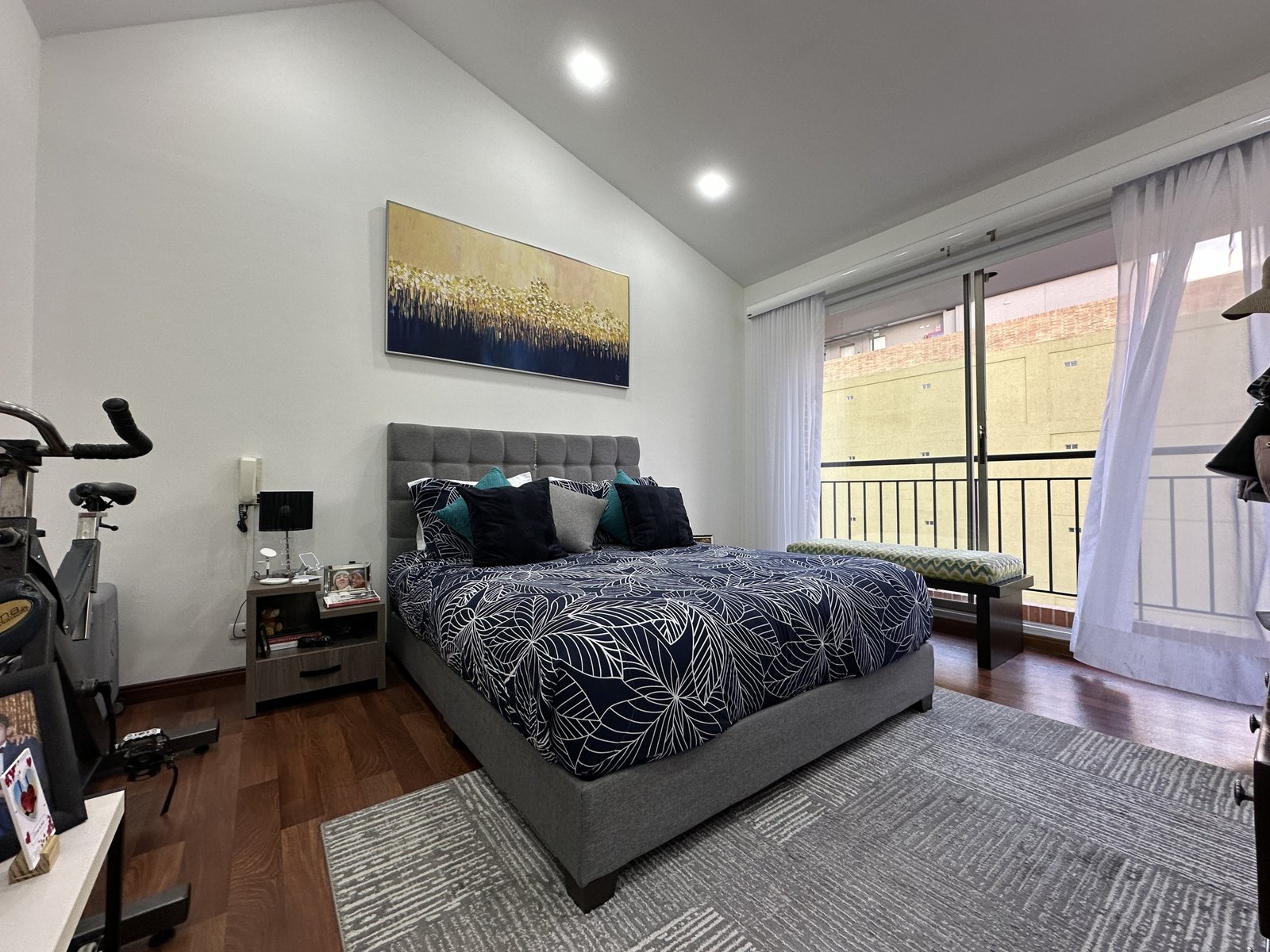 10 APARTAMENTO ALAMEDA DE LOS MOLINOS habitación semi principal con ventana corrediza en barrio santa paula en Bogotá