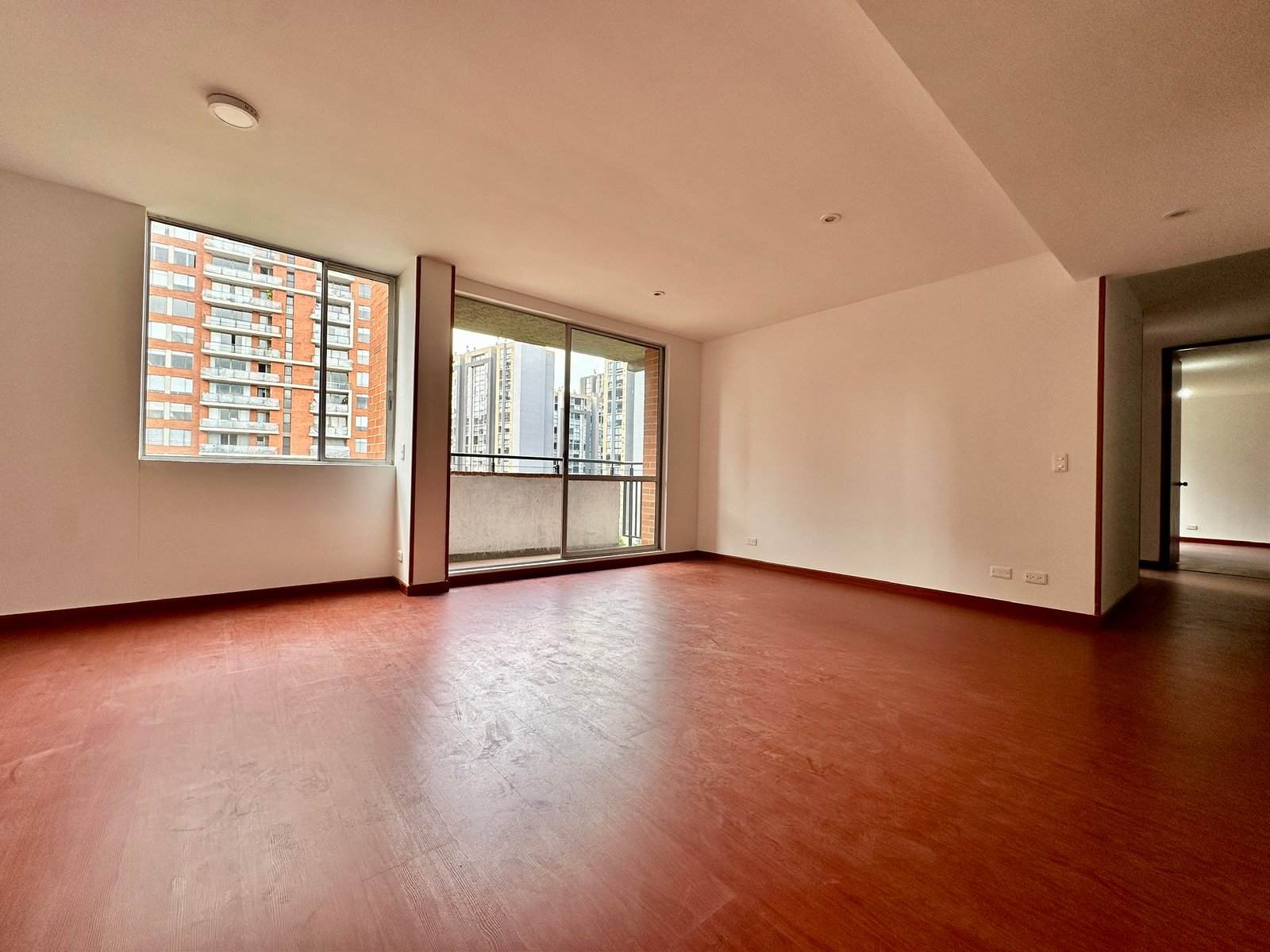 10 APARTAMENTO APARTAMENTO COLINAS DE GRATAMIRASALA COMEDOR HALL Y BALCON ENTUZONA