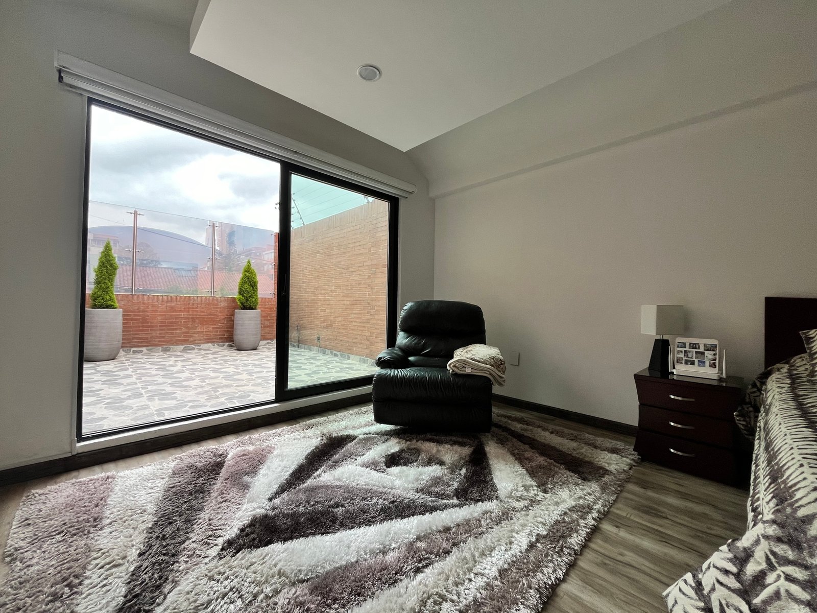 11 habitación terraza APARTAMENTO EN PORTAL DEL CHICÓ sala navarra habitación principal en tu zona felipe villa