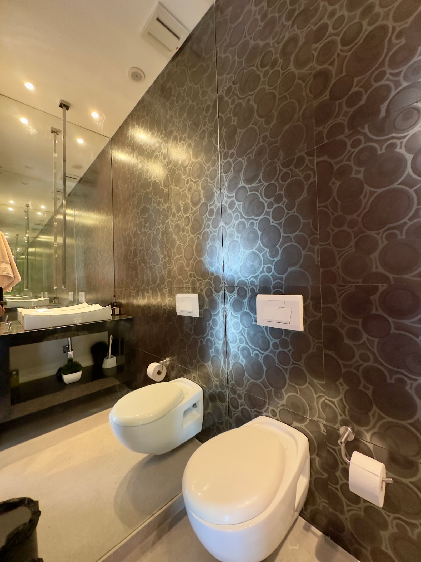 12 BAÑO HALL COCINA SALA COMEDOR TERRAZA PENTHOUSE APARTAMENTO MIRO CALLE 109 CERCA A PARQUE DE LA 93 EXTERIOR EN TU ZONA