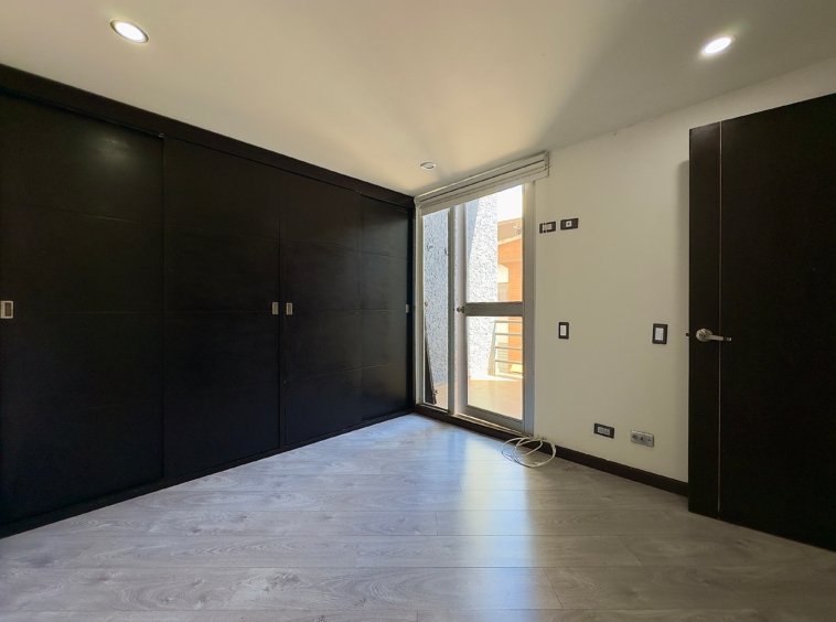 2 APARTAMENTO LOS CERRITOS EN CEDRITOS LISBOA habitación con closet muy amplio