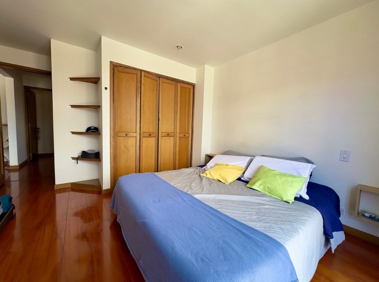 4 APARTAMENTO PINAR DEL COUNTRY EN CEDRITOS LISBOA habitación principal con cama azul
