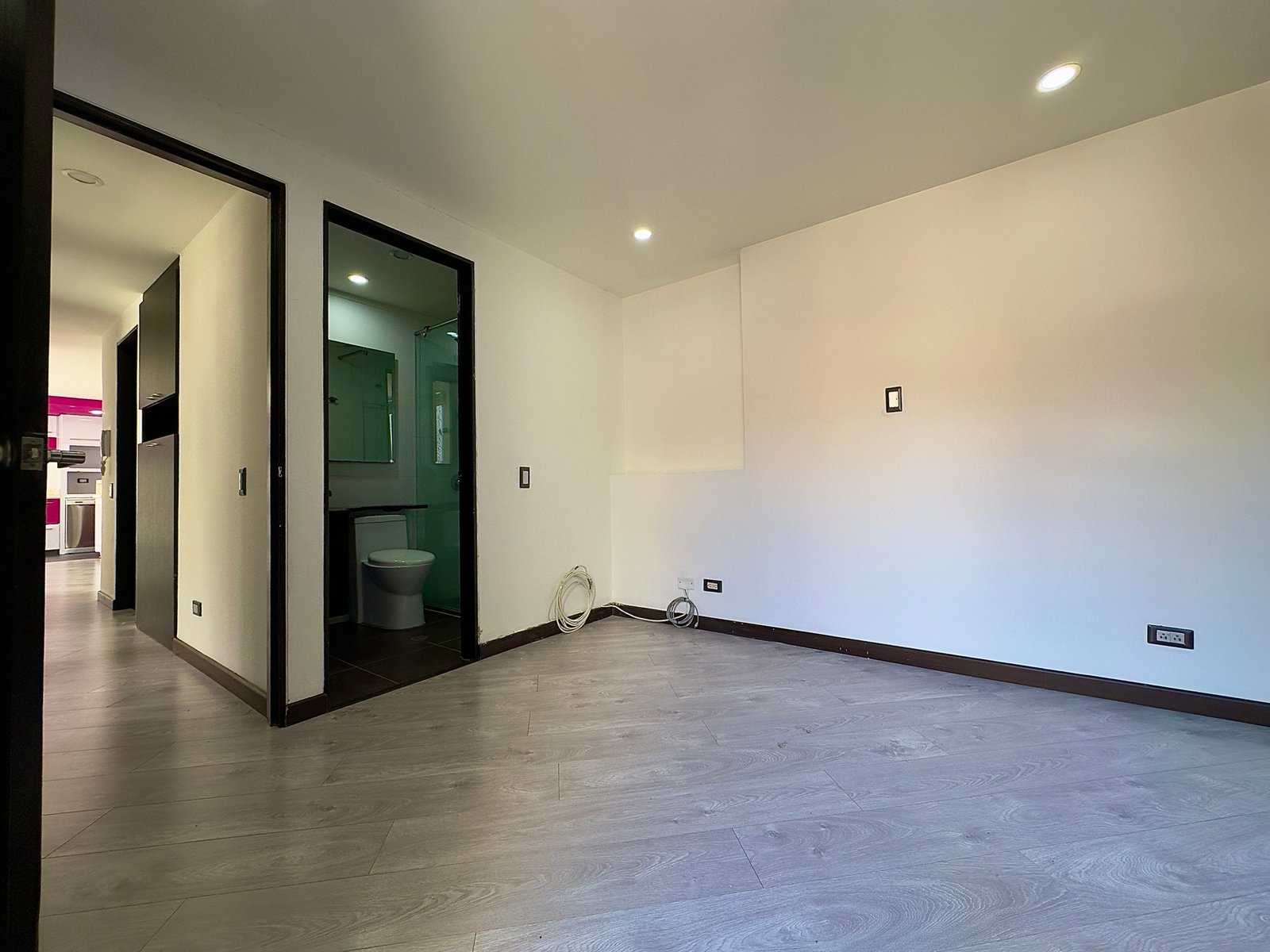 4 APARTAMENTO LOS CERRITOS EN CEDRITOS LISBOA baño remodelado habitación principal