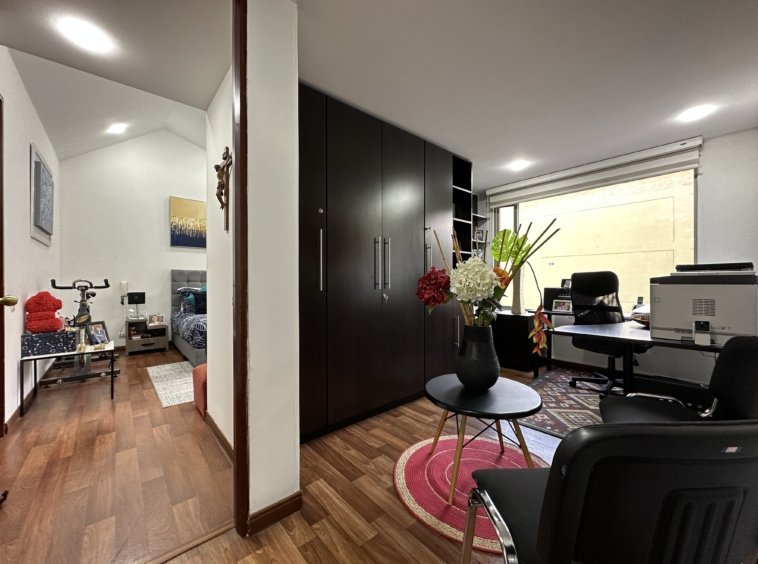 4 APARTAMENTO ALAMEDA DE LOS MOLINOS hall de alcobas estudio barrio santa paula Bogota